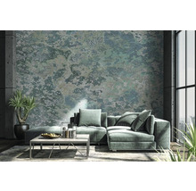 Wohnzimmer mit strukturierten Tapeten, Sofa und Zimmerpflanzen