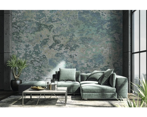 Wohnzimmer mit strukturierten Tapeten, Sofa und Zimmerpflanzen