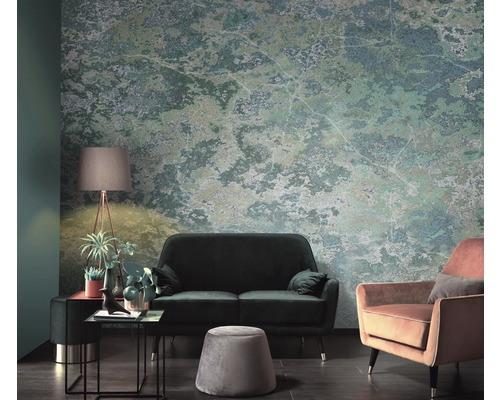 Wohnzimmer mit Sofa, Sessel und einer Wand mit Musterstrukturtapete