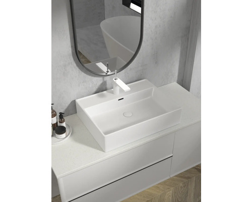 Salle de bain moderne avec vasque à poser et miroir