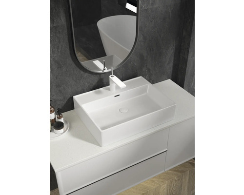 Meuble-lavabo avec vasque à poser rectangulaire, robinetterie et miroir dans une salle de bains moderne