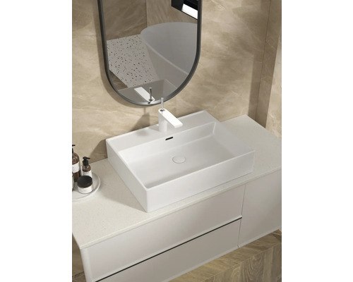 Salle de bains avec lavabo à poser, robinet, miroir et meuble sous-lavabo