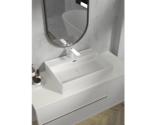 Salle de bain moderne avec vasque à poser, miroir et meuble sous-vasque