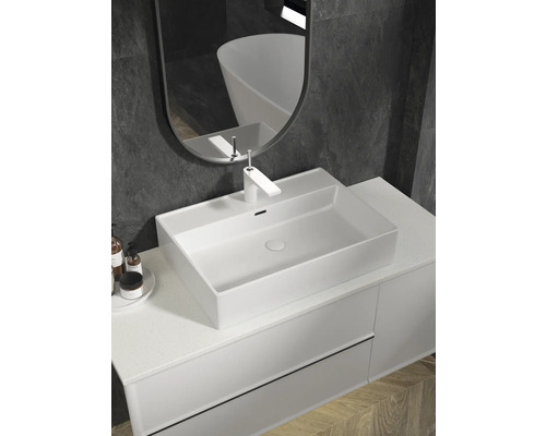 Salle de bain moderne avec lavabo à poser, robinet et miroir