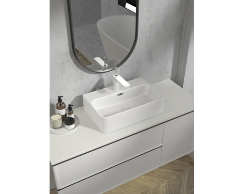 Vue d''une salle de bains avec lavabo, miroir et meuble-lavabo