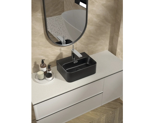 Salle de bains moderne avec lavabo à poser noir, robinet, miroir et meuble sous-vasque