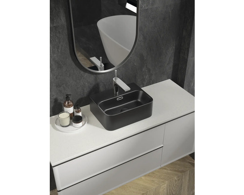 Salle de bains moderne avec vasque à poser noire, meuble sous-vasque et miroir