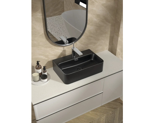 Badezimmer Waschtisch mit schwarzem Aufsatzwaschbecken, Armatur und Spiegel