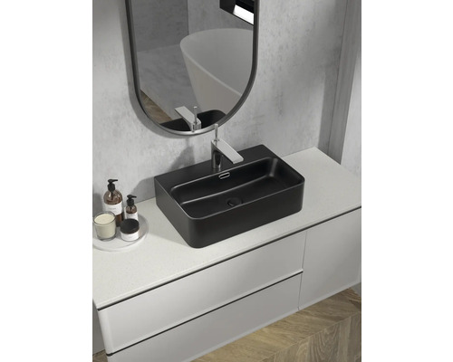 Modernes Badezimmer mit schwarzem Aufsatzwaschbecken, Armatur und Spiegel