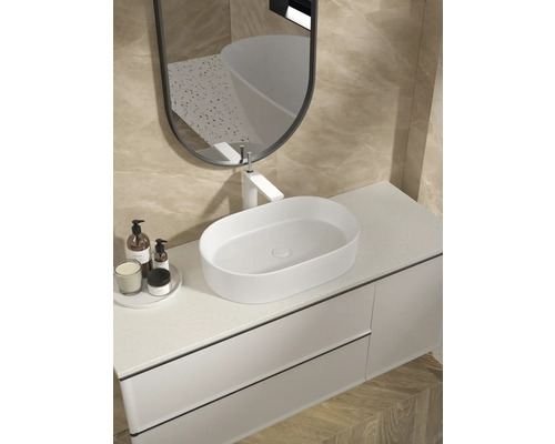 Salle de bain moderne avec vasque à poser, meuble sous-vasque et miroir