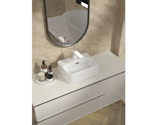 Salle de bains moderne avec lavabo, miroir et produits de beauté sur le plan de toilette