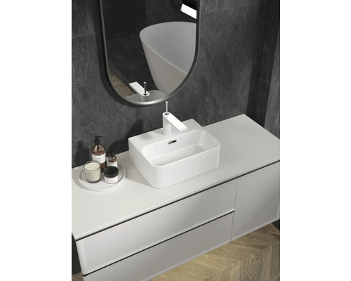 Salle de bains avec lavabo, robinet, miroir et meuble sous-lavabo