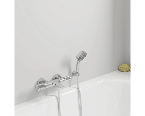 Robinet de baignoire apparent avec douchette dans la salle de bain