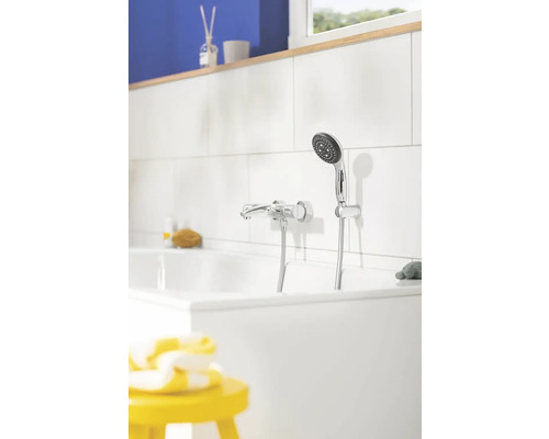 Salle de bain avec baignoire blanche et robinetterie chromée avec douchette
