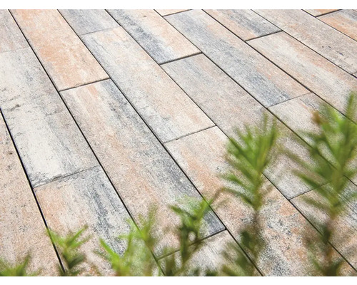 Verlegung von rechteckigen Pflastersteinen mit Pflanzen