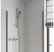 Robinet de douche avec douchette et paroi de douche dans la salle de bain.
