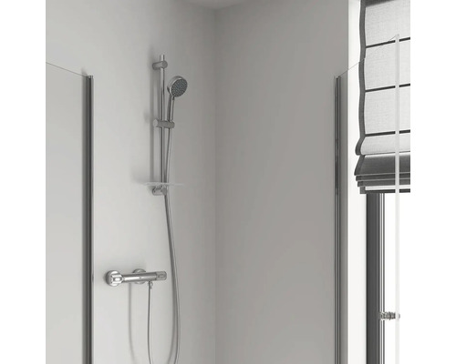 Robinet de douche avec douchette et paroi de douche dans la salle de bain.