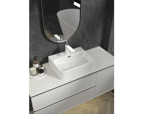 Modernes Badezimmer mit Waschtisch, Aufsatzwaschbecken, Armatur und Spiegel