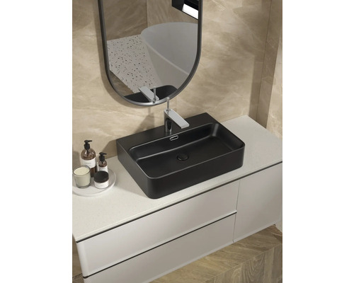 Badezimmer mit schwarzem Aufsatzwaschbecken, Armatur, Spiegel und Waschtischunterschrank