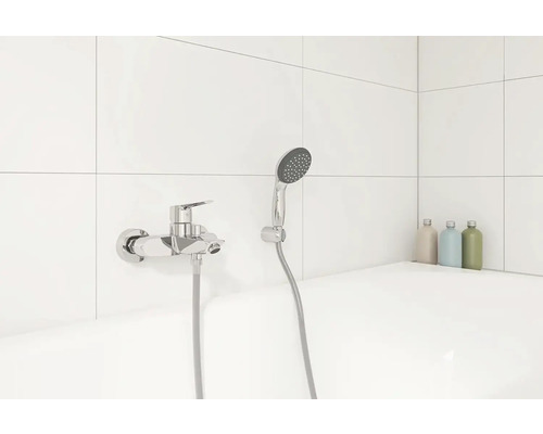 Salle de bains avec robinetterie de baignoire et douchette