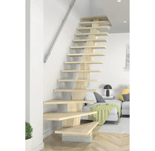 Holztreppe in einem hellen Wohnraum mit Treppengeländer