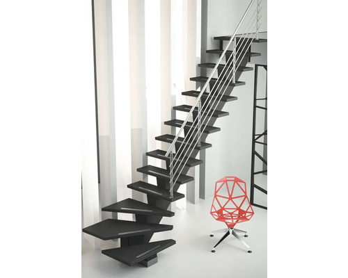 Schwarze Treppe mit Metallgeländer und rotem Stuhl im Innenraum.