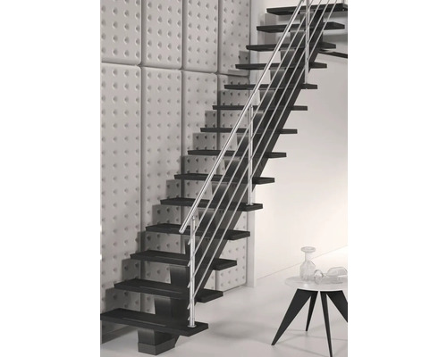 Escalier droit en bois avec rampe en métal dans le salon