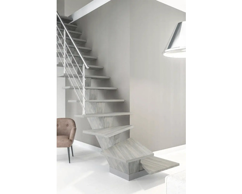 Vue d''une pièce avec un escalier avec une rampe en métal et des marches en bois.