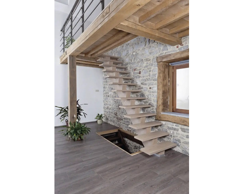 Innenaufnahme mit einer Treppe in einem Haus mit Steinwand