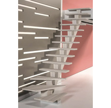 Freitragende Treppe aus Holz vor einer Wand mit Lichtelementen