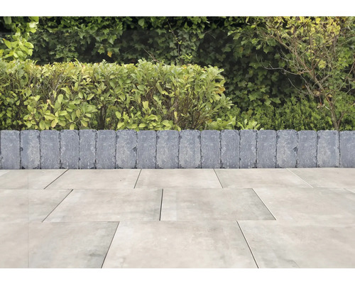 Gartenlandschaft mit Rasenkantensteinen und Pflastersteinen