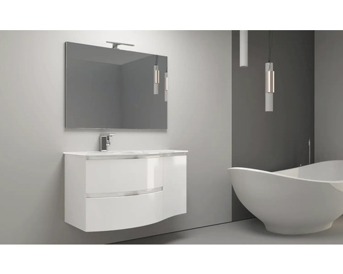 Badezimmer mit Waschbeckenunterschrank, Spiegel, Lampe und Badewanne.