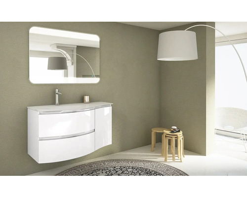 Badezimmer mit Waschtisch, Spiegel mit Beleuchtung und Stehlampe