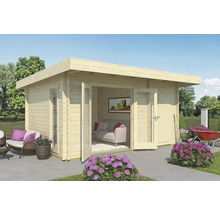 Gartenhaus aus Holz mit offen stehenden Türen und Fenstern, umgeben von Gartenmöbeln und Blumen
