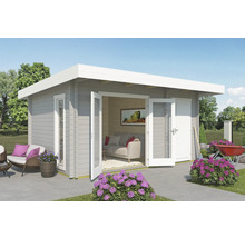 Modernes Gartenhaus mit Doppeltür, Fenster und Flachdach auf Terrasse mit Gartenmöbeln und Schubkarre