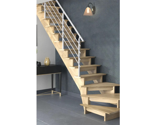 Holztreppe mit Geländer im Innenraum