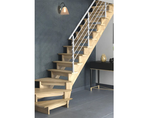 Holztreppe mit Metallgeländer im Innenraum