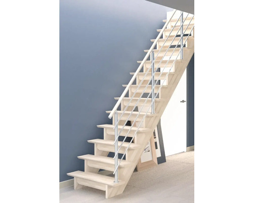 Escalier en bois avec rampe en métal dans un espace de vie