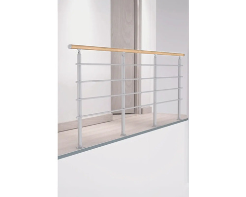 Geländer mit Holzhandlauf und Metallstreben