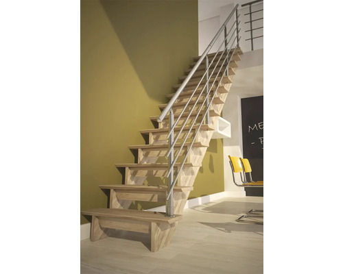 Escalier en bois avec rampe en métal à l''intérieur