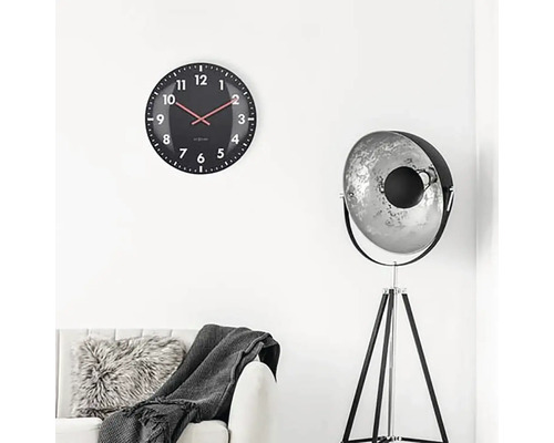 Salon avec horloge murale, lampadaire et canapé