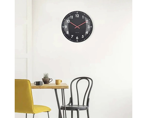 Horloge murale dans un intérieur avec table et chaises
