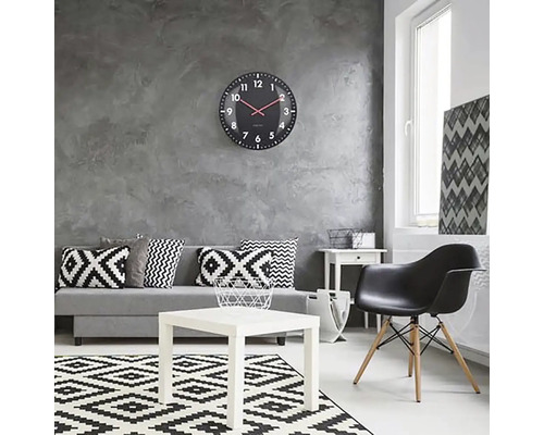 Salon avec canapé, table, chaise, tapis et horloge murale