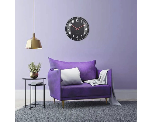 Salon avec fauteuil, horloge et lampe