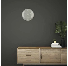 Salon avec horloge murale et commode en bois