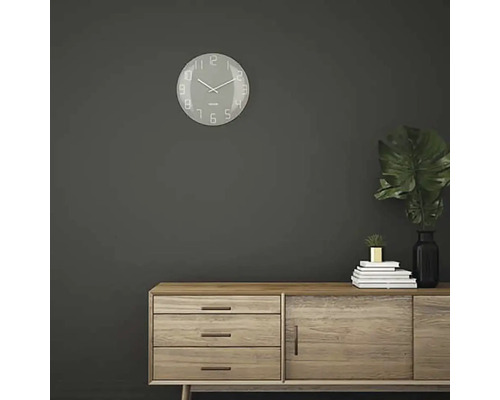 Wohnzimmer mit Wanduhr und Holzkommode