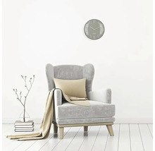 Scène de salon avec fauteuil, coussin, couverture, horloge murale et décoration