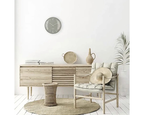 Heller Raum mit Sideboard, Stuhl, Teppich und Wanduhr