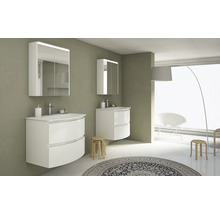 Salle de bains avec deux lavabos, armoires de toilette, tabourets et tapis rond