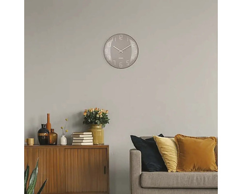 Salon avec horloge murale, commode et canapé